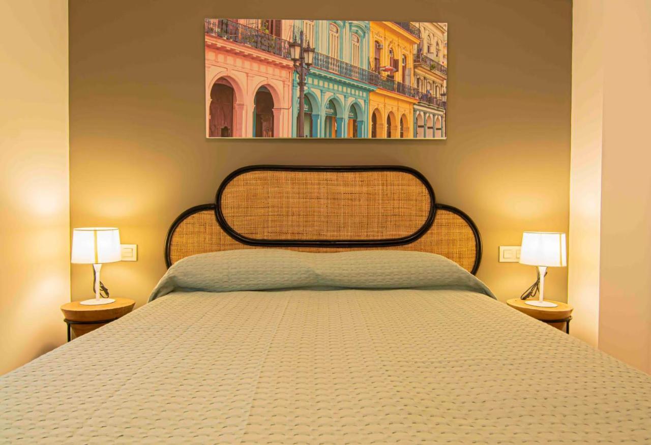 Apartamentos Leonor مالقة المظهر الخارجي الصورة